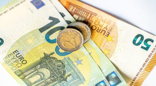 Geld, wat veel Nederlanders mogelijk betalen aan een boete.