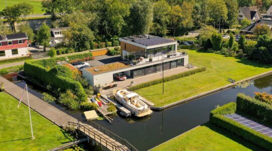 De villa aan de Vinkeveense Plassen.