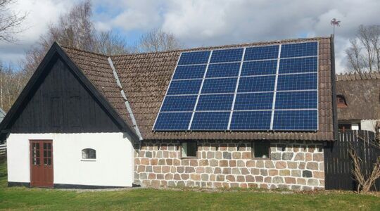 Een huis met zonnepanelen, wat invloed heeft op het energielabel en de gasrekening.