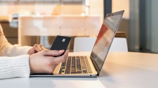 Iemand die online gaat betalen, waarbij extra moet worden opgelet op de signalen van oplichters.