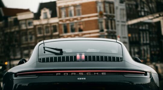 Een Porsche in Nederland, een van de rijkste landen van Europa.