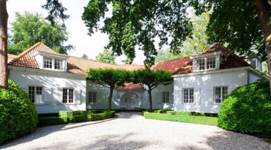 De villa in het Gooi die momenteel op Funda staat.