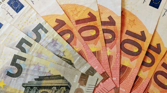 Geld, wat volgens onderzoek veel wordt bespaart door Nederlanders.