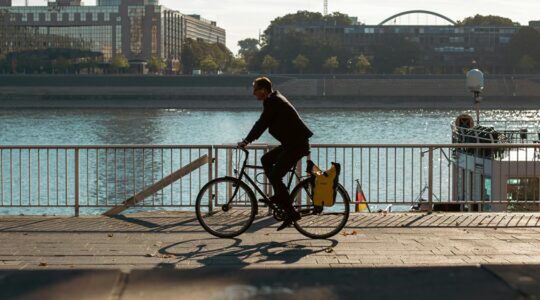 Een man die heeft besloten geld te besparen door per fiets te reizen.