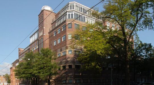 Het universiteitsgebouw waarin een woning te vinden is.