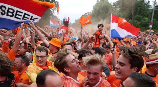 Fans van het Nederlands elftal, die massaal feest aan het vieren zijn