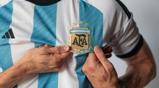 Een trotse Argentijn met een voetbalshirtje aan