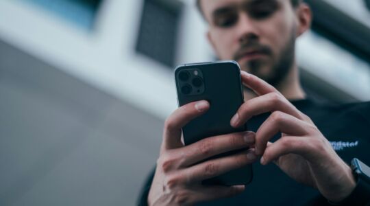 Man met iPhone in zijn hand