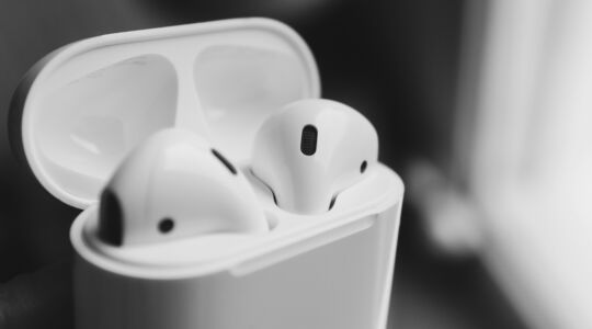 AirPods in auto