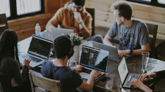 Een groep collega's, die straks inzicht heeft in elkaars salaris