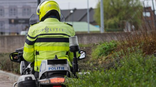 Een motoragent die verkeersboetes gaat uitdelen (die nog duurder worden in 2027)