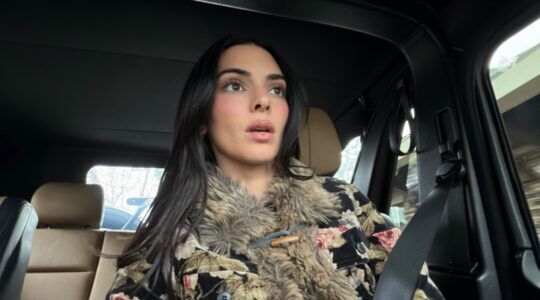 Kendall Jenner in haar auto