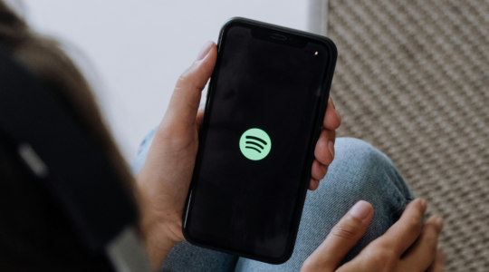 Een telefoon met het Spotify-logo