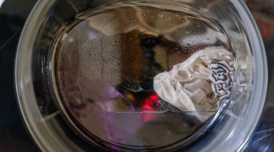 Een wasmachine met natte was erin.