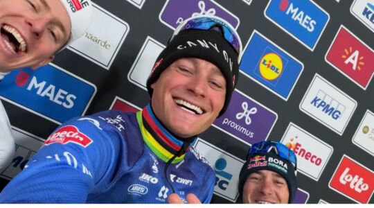 Drie mannen die en selfie maken.