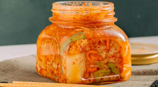 Een pot met kimchi