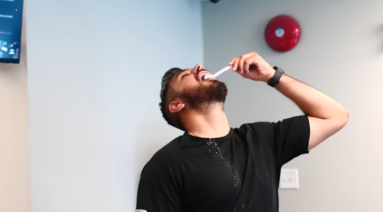 In een video van Jeremy Ethier neemt iemand een scoop creatine