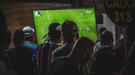 Mensen die voetbal kijken