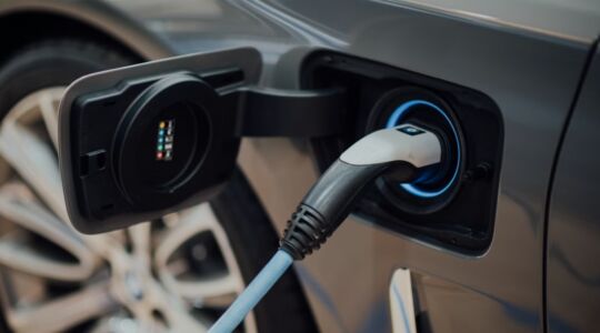 Een laadstekker in een elektrische auto die aan het opladen is