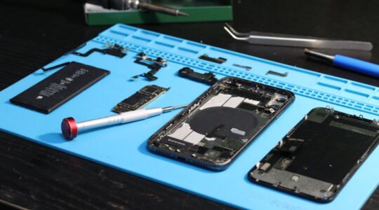 Een telefoon die uit elkaar is gehaald voor een batterijvervanging