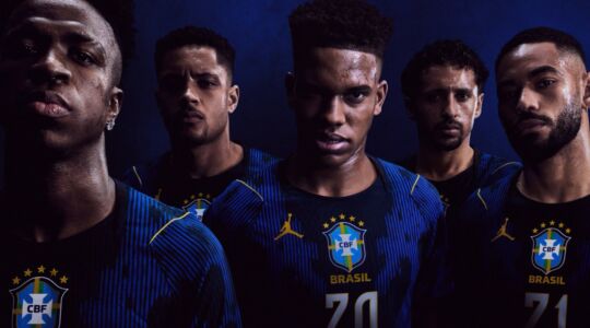 Een paar spelers van het Braziliaanse elftal onthullen het nieuwe uitshirt voor het WK 2026