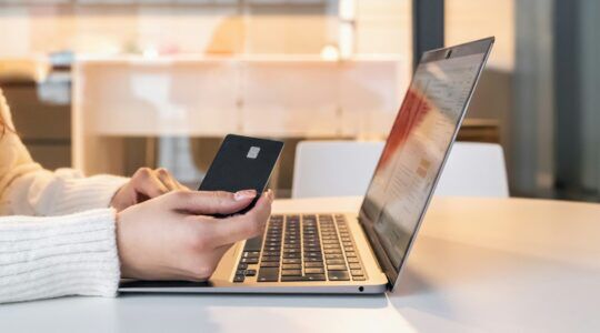 Iemand die mogelijk een online aankoop probeert te annuleren op een laptop.