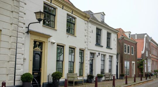 Een rijtje met woningen in Nederland.