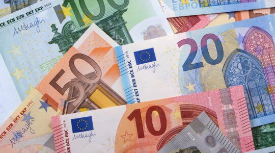 Geld, wat huurders vanaf juli wellicht meer moeten betalen voor hun huur.