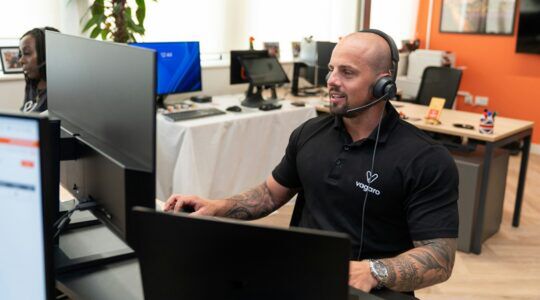 Een man in een callcentre, die wellicht bijdraagt aan ongewenste telemarketing.