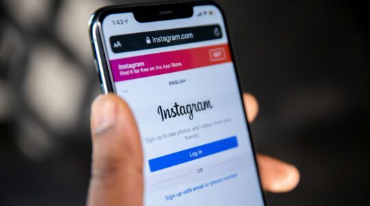 Iemand die aan het doomscrollen is op Instagram.