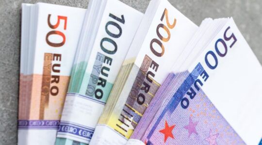 Geld, wat jongeren meer krijgen door de stijging van het minimumjeugdloon.