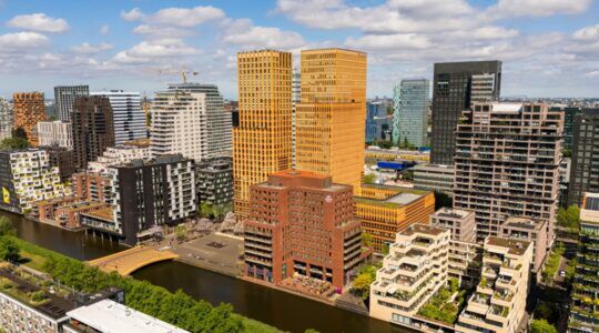 De woontoren in Amsterdam waarin een penthouse te koop staat.