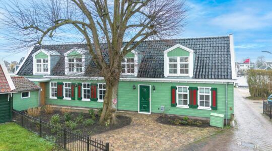 De te koop staande 19e-eeuwse woning.