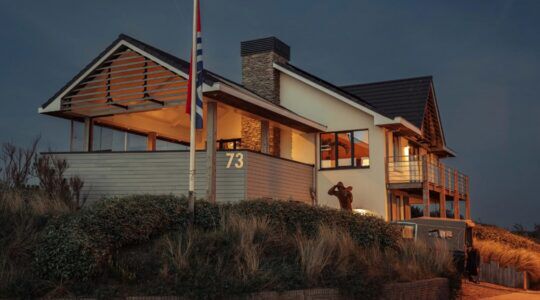 De strandvilla in Zandvoort in de avonduren.