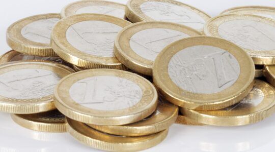Geld, wat het kabinet minder wil besteden aan de arbeidsongeschiktheidsuitkering.