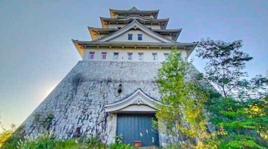 Een Japans kasteel dat te koop staat.