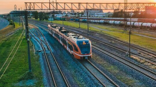 Een trein van NS, alwaar momenteel enorme drukte heerst.