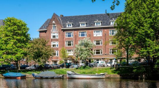 De buitenzijde van de Amsterdamse woning.