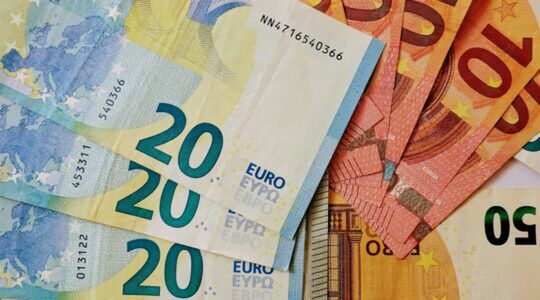 Geld, wat de rijkste mensen ter wereld extra hebben ontvangen sinds de groei van hun gezamenlijke vermogen.