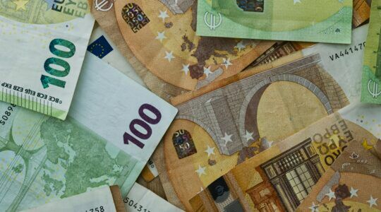 Geld, wat je mogelijk te veel betaalt als je geen belastingaangifte hebt gedaan.