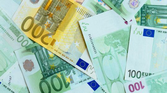 Geld, wat sommige mensen meer krijgen door de hogere kilometervergoeding.