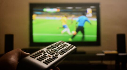 Een TV met voetbal op