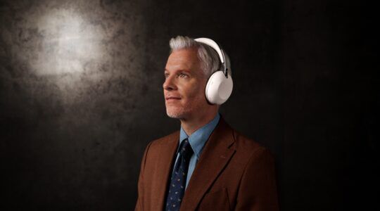 Arno Kantelberg met een Sony-koptelefoon