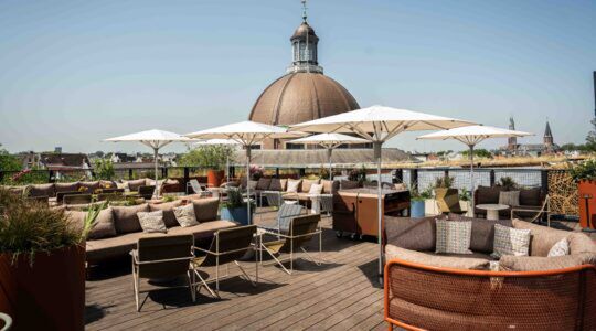 Het buitenterras van CIMA Rooftopbar in Amsterdam