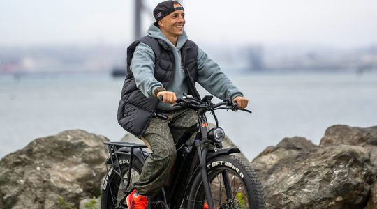 Een man die fietst op een e-bike