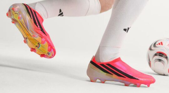 F50 HYPERFAST ELITE Laceless Firm Ground Voetbalschoenen. roze schoenen.