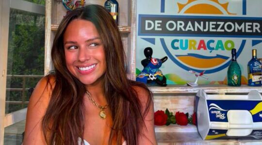 Kiana Cova als presentatrice bij Vandaag Inside.