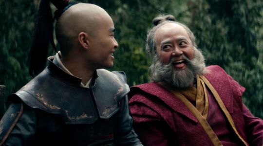 Dallas Liu als prins Zuko en Paul Sun-Hyung Lee als oom Iroh in de Netflix live-action adaptatie van Avatar: The Last Airbender