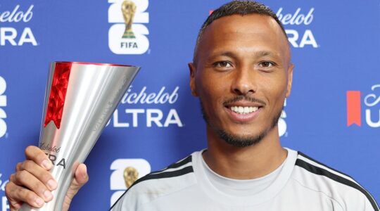 Eloy Room met de MOTM-award in zijn handen.