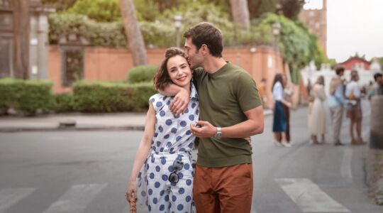 Lily Collins en Lucas Bravo in Emily in Paris
